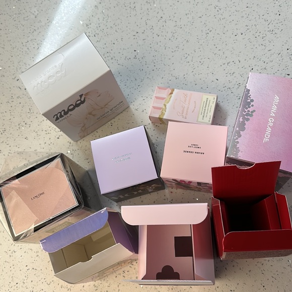 Ariana Grande perfume boxes empty - Picture 3 of 3